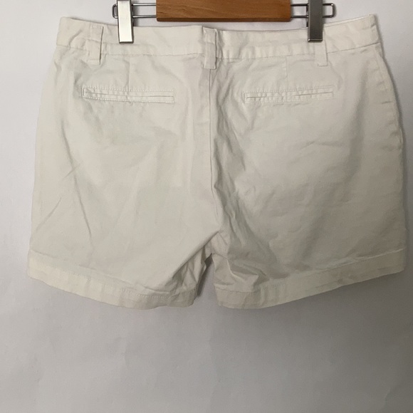 WHITE SHORTS. - Picture 4 of 5